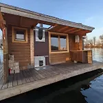 Hausboot mit Hottub in Berlin