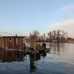 Hausboot mit Hottub in Berlin