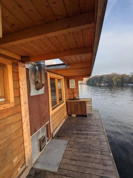 Hausboot Mit Hottub In